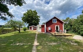 Charmig, nyrenoverat och fullt utrustad stuga. Anpassad för hundar, nära till naturen och havet. Gångavstånd till golfbana.